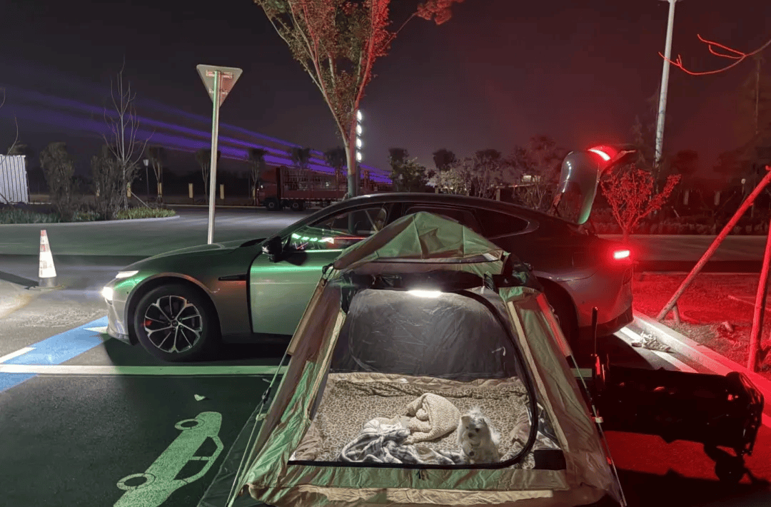 国庆期间年轻人旅行掀起“帐篷过夜”热潮pg电子模拟器电脑版不住酒店住帐篷！(图3)