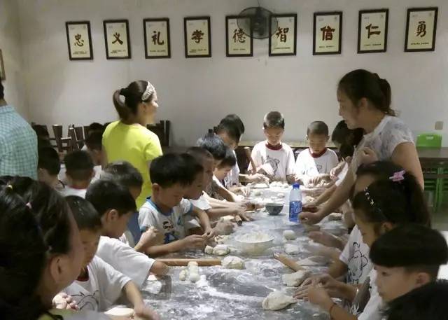 孩子们的乐园他要做万千孩子的「田妈妈」pg模拟器试玩把30多个城郊农场爆改成(图13)